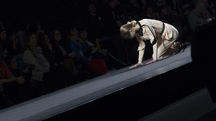 Chute d'une mannequin lors du d&eacute;fil&eacute; Miguel Palacio automne hiver 2011-12 &agrave; Madrid (Espagne), le 2 f&eacute;vrier 2012. (JUAN MEDINA / REUTERS)