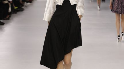 Veste en soie écrue sur robe en coton noir. Dior collection prêt-à-porter Croisière 2014.
 (Dior)