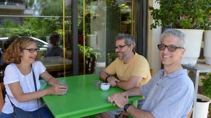 Katerina, Nikos et Dimitris Lappas&nbsp;dans le quartier Chalandri, situ&eacute;&nbsp;dans la banlieue d'Ath&egrave;nes. (FRANCETV INFO )