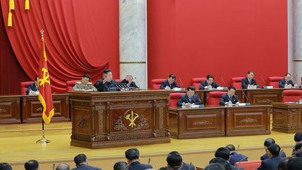 Kim Jong-un lors d'un&nbsp;discours à la réunion plénière du 7e Comité central du Parti des travailleurs, à Pyongyang (Corée du Nord), le 28 décembre 2019.&nbsp; (AFP PHOTO / KCNA VIA KNS)