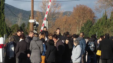 Les proches des victimes de l'accident de Millas (Pyrénées-Orientales) se réunissent, le 14 décembre 2018. (RAYMOND ROIG / AFP)