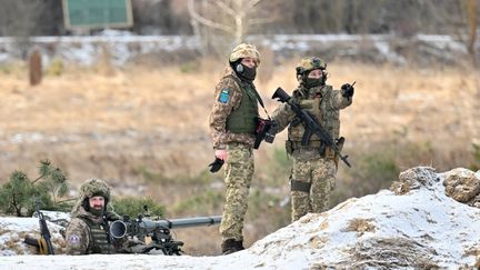 Des soldats ukrainiens participent à des exercices militaires à Tchernobyl (Ukraine), près de la frontière biélorusse, le 20 février 2023. (SERGEI SUPINSKY / AFP)