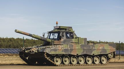 Un char Leopard sur une base militaire à Mahlwinkel (Allemagne), le 16 mars 2023. (FLORIAN GAERTNER / PHOTOTHEK / AFP)