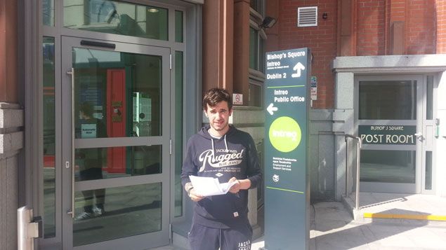 &nbsp; (Derryl Murphy 20 ans. Devant le centre pour demandeur d'emploi. "La reprise, je ne la vois pas" ce boulanger qui n'a pu travaille que 9 semaines sur les deux dernières années. © Jérôme Jadot / RF)