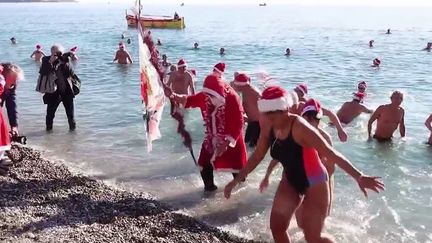 Nice : plus de 50 participants se jettent à l'eau pour le traditionnel bain de Noël