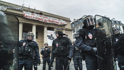 Des policiers devant le théâtre de l'Odéon, à Paris, occupé par des intermittents du spectacle, le 25 avril 2016. (SIMON GUILLEMIN / HANS LUCAS / AFP)