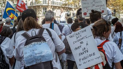 Soignants et pompiers protestent contre le pass sanitaire dans les rues de Paris, le 11 septembre 2021. (PIERRE LARRIEU / HANS LUCAS / AFP)