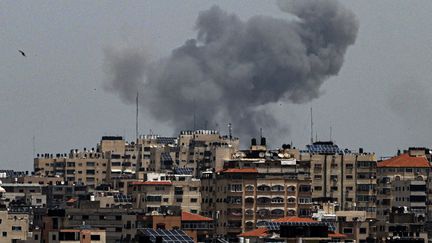 De la fumée s'élève des bâtiments de la ville de Gaza le 12 mai 2023, lors d'une frappe aérienne israélienne. (MAHMUD HAMS / AFP)