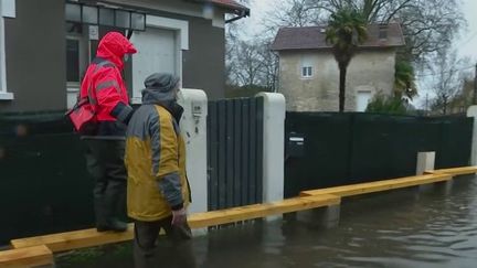 Inondations en Charente-Maritime : en plein cauchemar, Saintes multiplie les évacuations (France 2)