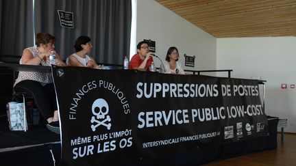 Un débat sur l'avenir des services publics organisé par les syndicats des finances publiques CGT, CFDT, FO et Solidaires, le 26 juin 2019 à&nbsp;Ancenis-Saint-Géréon (Loire-Atlantique). (RONAN HOUSSIN / HANS LUCAS / AFP)