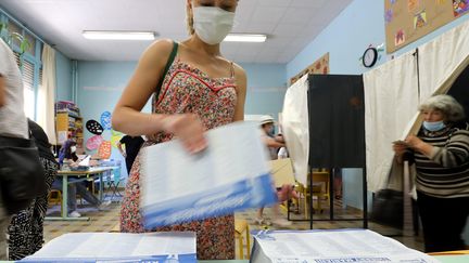 Des professions de foi dans un bureau de vote à Nice (Alpes-Maritimes) le 27 juin 2021 (JEAN FRANCOIS OTTONELLO / MAXPPP)