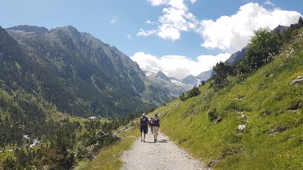 Randonnée dans les Pyrénnées près de Cauteret et du lac de Gaube pour puiser de l'énergie dans la dernière ligne droite olympique. (CECILIA BERDER / FRANCEINFO / RADIO FRANCE)