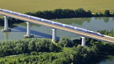 Un TGV passe sur le viaduc de Verberie, dans l'Oise.&nbsp; (LIONEL LOURDEL / PHOTONONSTOP / AFP)