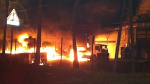 Incendie dans le quartier du Chaudron de Saint-Denis &agrave; La R&eacute;union, apr&egrave;s des &eacute;meutes, le 21 f&eacute;vrier 2012. (HUBERT DEBEUX / LA 1ERE)