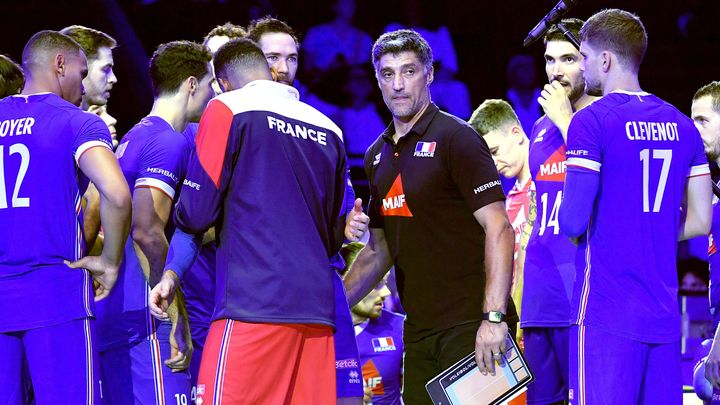 L'entraîneur italien Andrea Giani, sélectionneur de l'équipe de France, lors du match pour la médaille de bronze au championnat d'Europe, à Rome, le 16 septembre 2023. (INSIDEFOTO / SHUTTERSTOCK / SIPA)