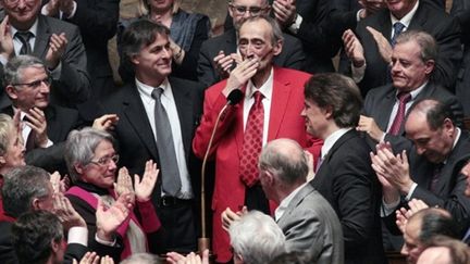 Patrick Roy remerciant l'ensemble des députés qui le saluent debout lors de son retour à l'Asemblée le 15/3/2011 (AFP/)