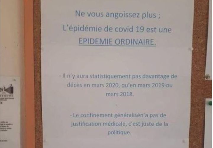 Photo postée sur Facebook de l'affiche d'un médecin du Jura dans son cabinet.&nbsp; (CAPTURE D'ECRAN)