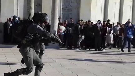 Plus de 150 Palestiniens ont été blessés, vendredi 15 avril, lors d'affrontements avec des policiers israéliens sur l'Esplanade des Mosquées, à Jérusalem.&nbsp; (CAPTURE ECRAN FRANCEINFO)