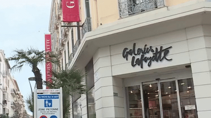 Les salariés de 25 magasins Galeries Lafayette devraient être fixés sur leur sort le 20 mars. La décision de justice sur le plan de sauvegarde des magasins possédés par Michel Ohayon a été reportée d'un mois, mercredi 21 février. En attendant, un millier de salariés est dans l'incertitude. (France 2)