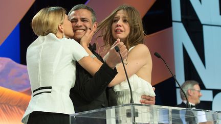 L&eacute;a Seydoux, Abdellatif Kechiche et Ad&egrave;le Exarchopoulos se tombent dans les bras apr&egrave;s avoir re&ccedil;u la Palme d'or pour "La vie d'Ad&egrave;le", le 26 mai 2013 &agrave; Cannes. (PDN / VILLARD / SIPA)