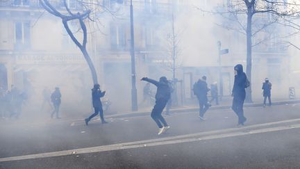 Des heurts entre manifestants et policiers lors de la marche "pour la justice et la diginité à Paris", dimanche 19 mars. (CHRISTOPHE SIMON / AFP)