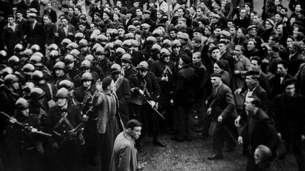 Des mineurs gr&eacute;vistes (&agrave; droite) affrontent les forces de l'ordre (&agrave; gauche), le 22 octobre 1948 &agrave; B&eacute;thune (Pas-de-Calais). (INP / AFP)