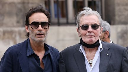 Alain Delon avec son fils, Anthony, le 10 septembre 2021 à Paris. (THOMAS COEX / AFP)