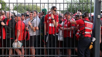 Des supporters de Liverpool font la queue devant le Stade de France avant la finale de la Ligue des champions, samedi 28 mai 2022. (THOMAS COEX / AFP)