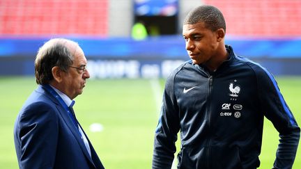 Kylian Mbappé et Noël Le Graet, le 2 juin 2017 avant le match France-Paraguay, à Rennes. (FRANCK FIFE / AFP)