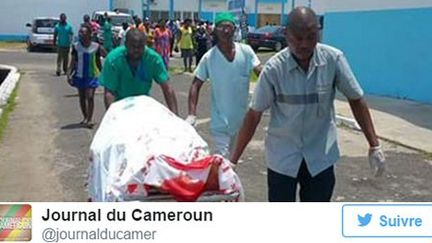 Le corps de Monique Koumateké transporté vers la morgue le 12 Mars 2016. Devant les portes de l'hôpital Laquintinie de Douala, une de ses proches a tenté, sans succès, d'extraire de son ventre les jumeaux qu'elle portait. Le personnel médical ayant refusé de la prendre en charge.

 (Capture d&#039;un Tweet (Journal du Cameroun))