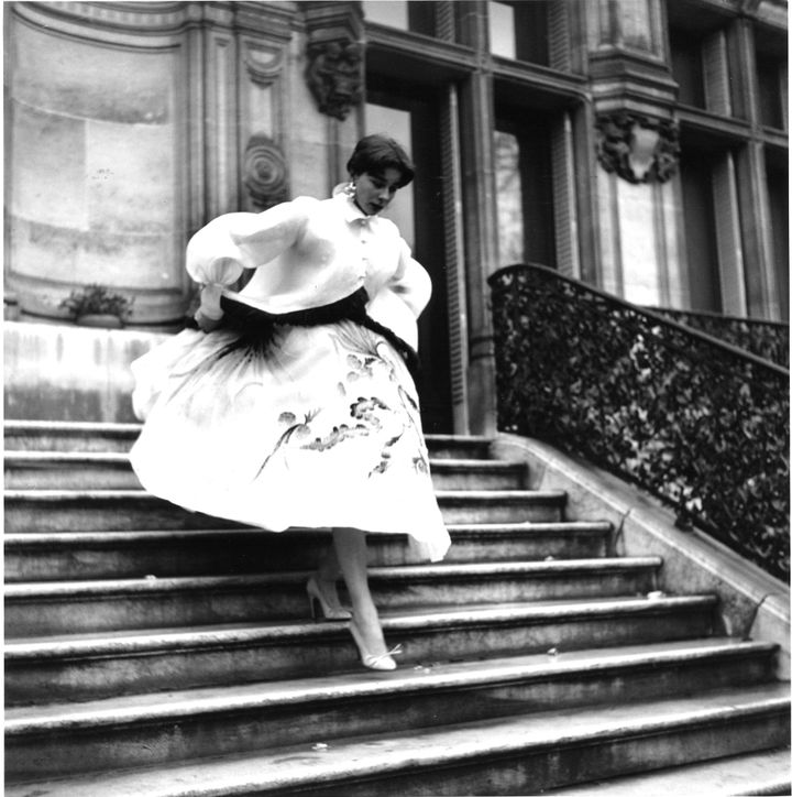 Fath mettra le dernier coup de pinceau à sa nouvelle image en l’envoyant chez Georgel, le salon de coiffure le plus réputé de l’époque. Bettina ressort avec des cheveux à un centimètre. Paris-Match fait aussitôt un reportage sur « la Française la plus photographiée de France », et elle instantanément imitée par des centaines d’admiratrices. Bettina lance une nouvelle mode et Fath crée sa fameuse série de blouses fermées par une rose.
 (Willy Rizzo)