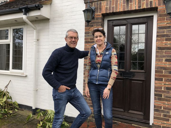 David et Elizabeth Pillinger, deux habitants de Guildford (Royaume-Uni), le 11 décembre 2019.&nbsp; (VALENTINE PASQUESOONE / FRANCEINFO)