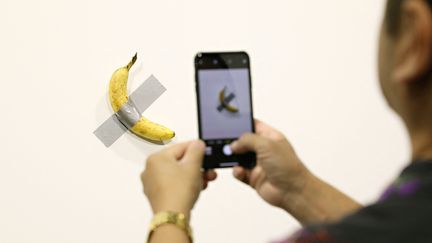 L'œuvre "Comedian" de Maurizio Cattelan présentée par la galerie Perrotin et exposée au Miami Beach Convention Center, le 6 décembre 2019 à Miami, en Floride (États-Unis). (CINDY ORD / GETTY IMAGES NORTH AMERICA)