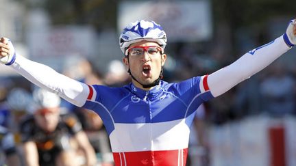 Nacer Bouhanni (FDJ) lève les bras (KRISTOF VAN ACCOM / BELGA MAG)