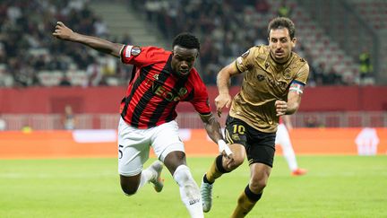 Youssouf Ndayishimiye in a duel with Mikel Oyarzabal during Nice-Real Sociedad in the Europa League, on September 25, 2024, at the Allianz Riviera. (MIGUEL MEDINA / AFP)