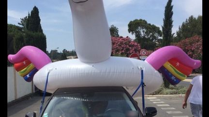 Un véhicule transportant une licorne gonflable géante, le 5 juillet 2019, à&nbsp;Cavalaire-sur-Mer (Var). (FACEBOOK / GENDARMERIE DU VAR)