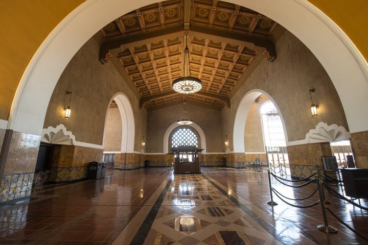 L'entrée principale de la gare Union Station à Los Angeles, où se déroulera la 93e édition des Oscars. (VALERIE MACON / AFP)