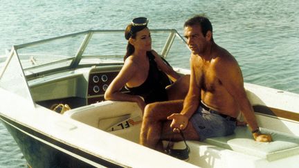 Claudine Auger et Sean Connery, dans une scène d'"Opération Tonnerre", sorti en 1965. (REX FEATURES / SIPA)