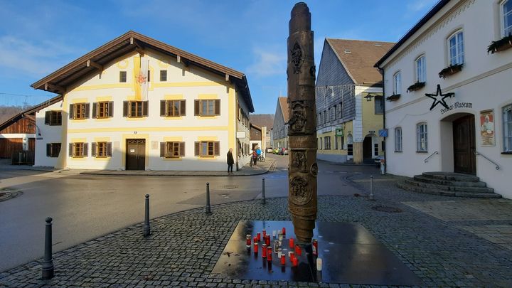 En arrière plan, la maison natale de Benoit XVI, à Marktl, en Bavière (Allemagne), le 1er janvier 2022. (SEBASTIEN BAER / RADIO FRANCE)