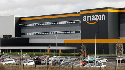 Un entrepôt Amazon à Brétigny-sur-Orge (Essonne), le 28 novembre 2019. (THOMAS SAMSON / AFP)