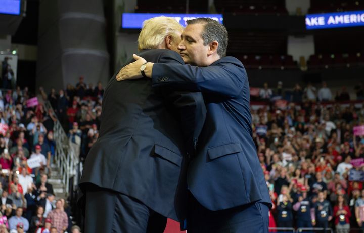 Le sénateur Ted Cruz accueille Donald Trump sur scène à Houston (Texas, Etats-Unis), le 22 octobre 2018. (SAUL LOEB / AFP)