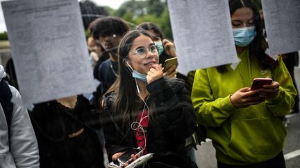 Des étudiants consultent les résultats du bac, le 6 juillet 2021 à Paris. (CHRISTOPHE ARCHAMBAULT / AFP)