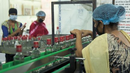 Une distillerie&nbsp;près d'Amritsar, dans l'Etat du Pendjab (Inde),&nbsp;le 10 août 2020.&nbsp; (NARINDER NANU / AFP)