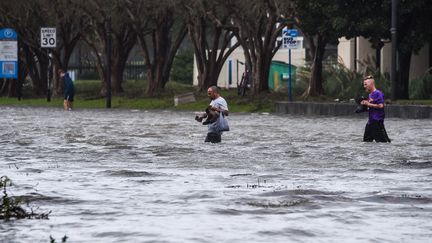 Inondations à Pensacola, en Floride, après le passage de l'ouragan&nbsp;Sally, le 16 septembre 2020.&nbsp; (CHANDAN KHANNA / AFP)