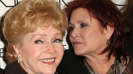 Carrie Fisher et sa mère, l'actrice Debbie Reynolds, à la première du documentaire de HBO "Wishful Drinking" qui&nbsp;retrace la vie de l'actrice.&nbsp; (FREDERICK M. BROWN / GETTY IMAGES NORTH AMERICA)