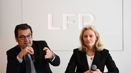 La présidente de la Ligue de football professionnel Nathalie Boy de la Tour (à d.) et le directeur général exécutif de la LFP Didier Quillot, à Paris, le 11 mars 2020.  (FRANCK FIFE / AFP)