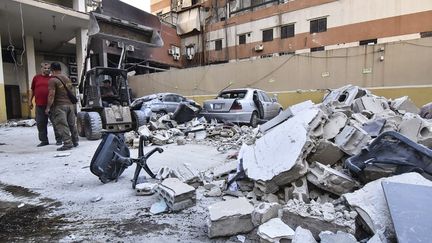 Débris après une frappe israélienne sur un immeuble d'habitation au sud de Beyrouth (Liban), le 26 septembre 2024. (FADEL ITANI / NURPHOTO / AFP)