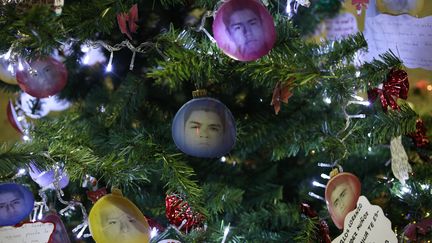 Des boules de No&euml;l repr&eacute;sentent les 43 &eacute;tudiants disparus d'Iguala sur une arbre dans la ville d'Ayotzinapa (Mexique). (JORGE LOPEZ / REUTERS)