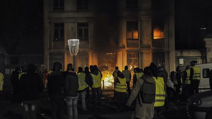 Au Puy-en-Velay, la préfecture de la Haute-Loire a été incendiée, dans la soirée du samedi 1er décembre. (MAXPPP)