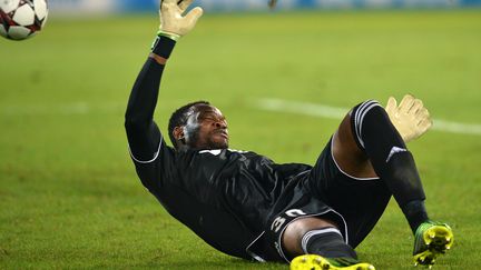 Le gardien de l'OM Steve Mandanda s'incline sur un tir d'un attaquant napolitain, le 6 novembre 2013. (GABRIEL BOUYS / AFP)